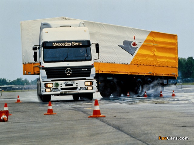 Photos of Mercedes-Benz SK1844 1988–98 (640 x 480)