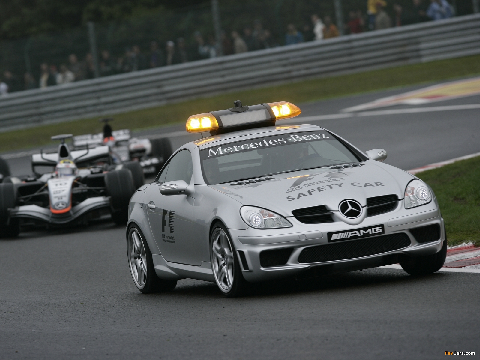 Photos of Mercedes-Benz SLK 55 AMG F1 Safety Car (R171) 2004–05 (1600 x 1200)