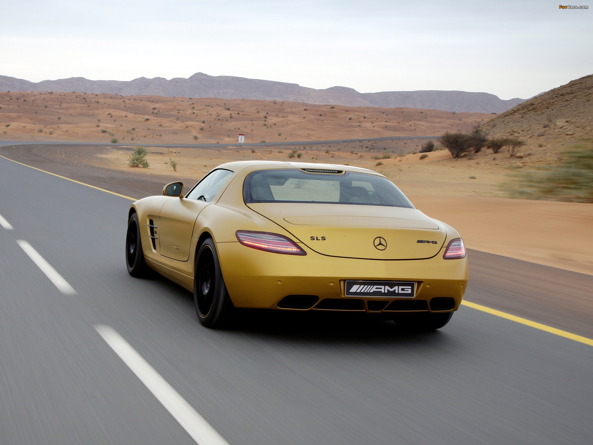 Images of Mercedes-Benz SLS 63 AMG Desert Gold (C197) 2010 (2048 x 1536)