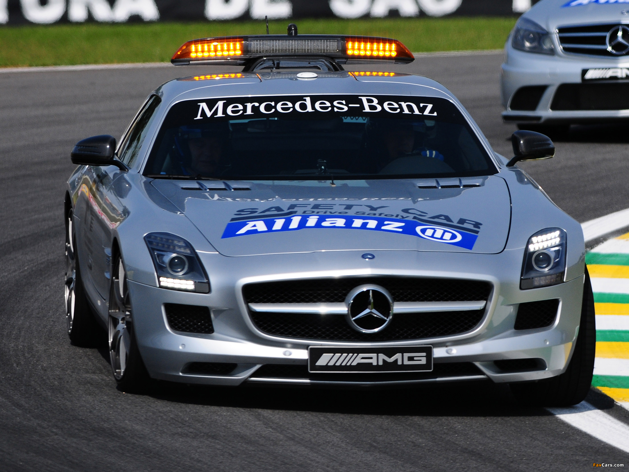 Photos of Mercedes-Benz SLS 63 AMG F1 Safety Car (C197) 2010–12 (2048 x 1536)