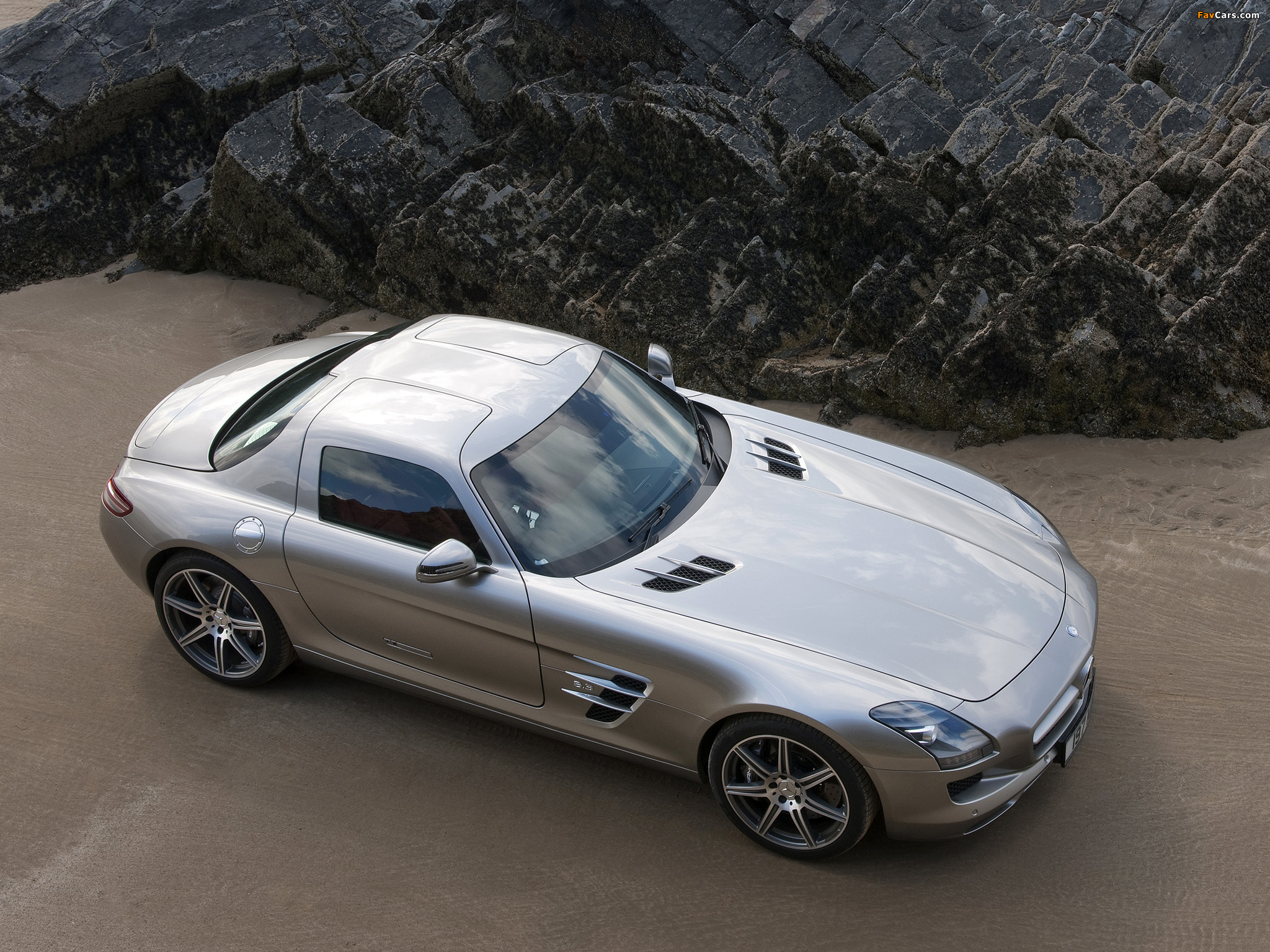 Pictures of Mercedes-Benz SLS 63 AMG UK-spec (C197) 2010 (2048 x 1536)