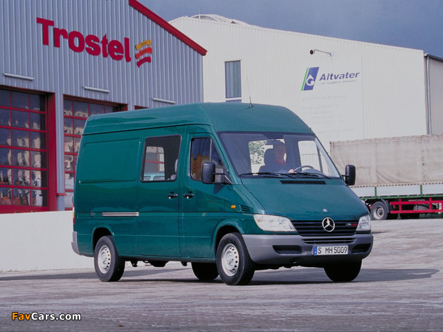 Images of Mercedes-Benz Sprinter Van 2000–06 (640 x 480)