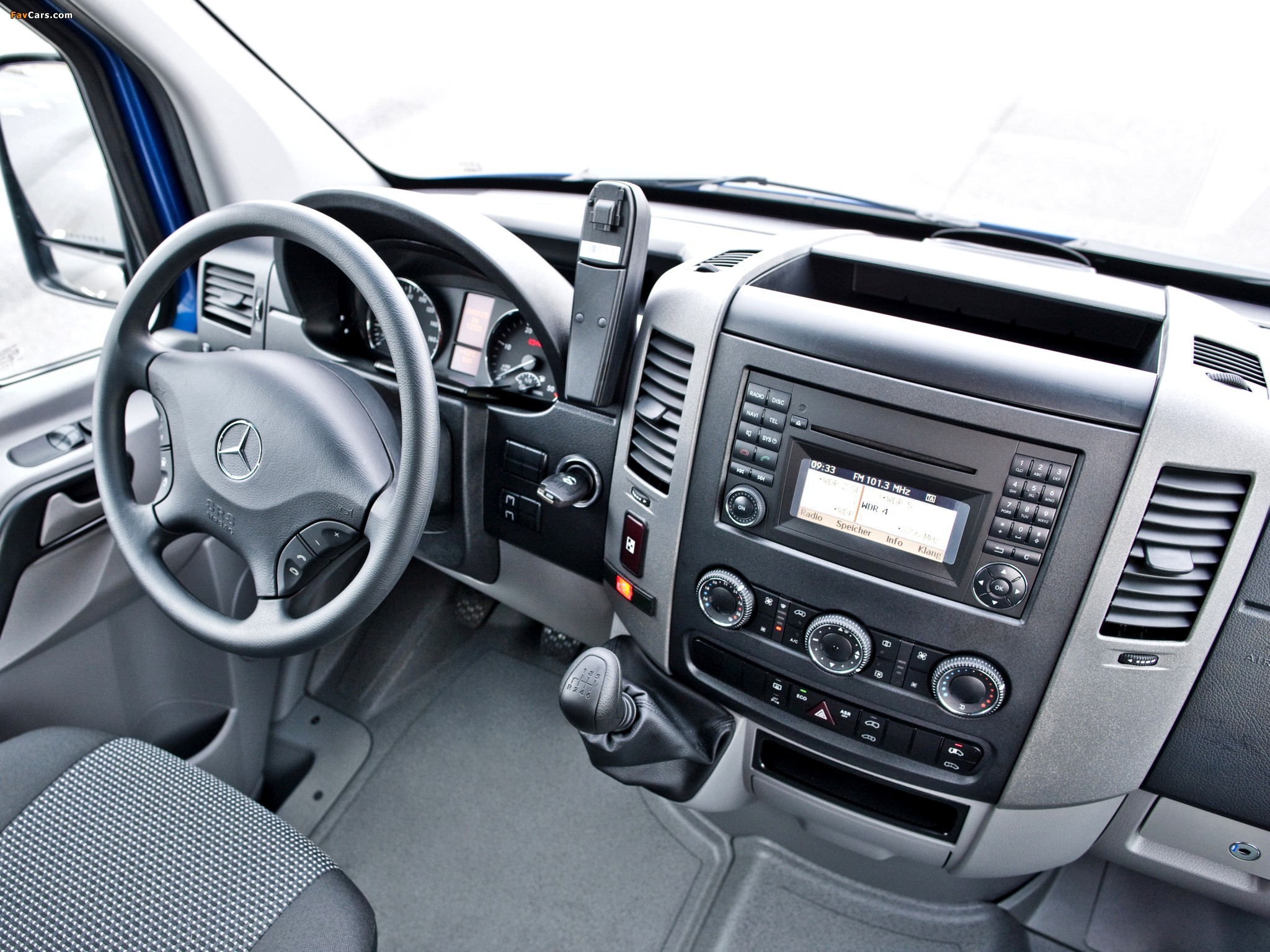 Images of Mercedes-Benz Sprinter Mobility 33 (W906) 2006–13 (2048 x 1536)