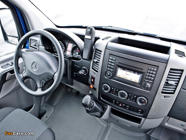 Images of Mercedes-Benz Sprinter Mobility 33 (W906) 2006–13 (640 x 480)