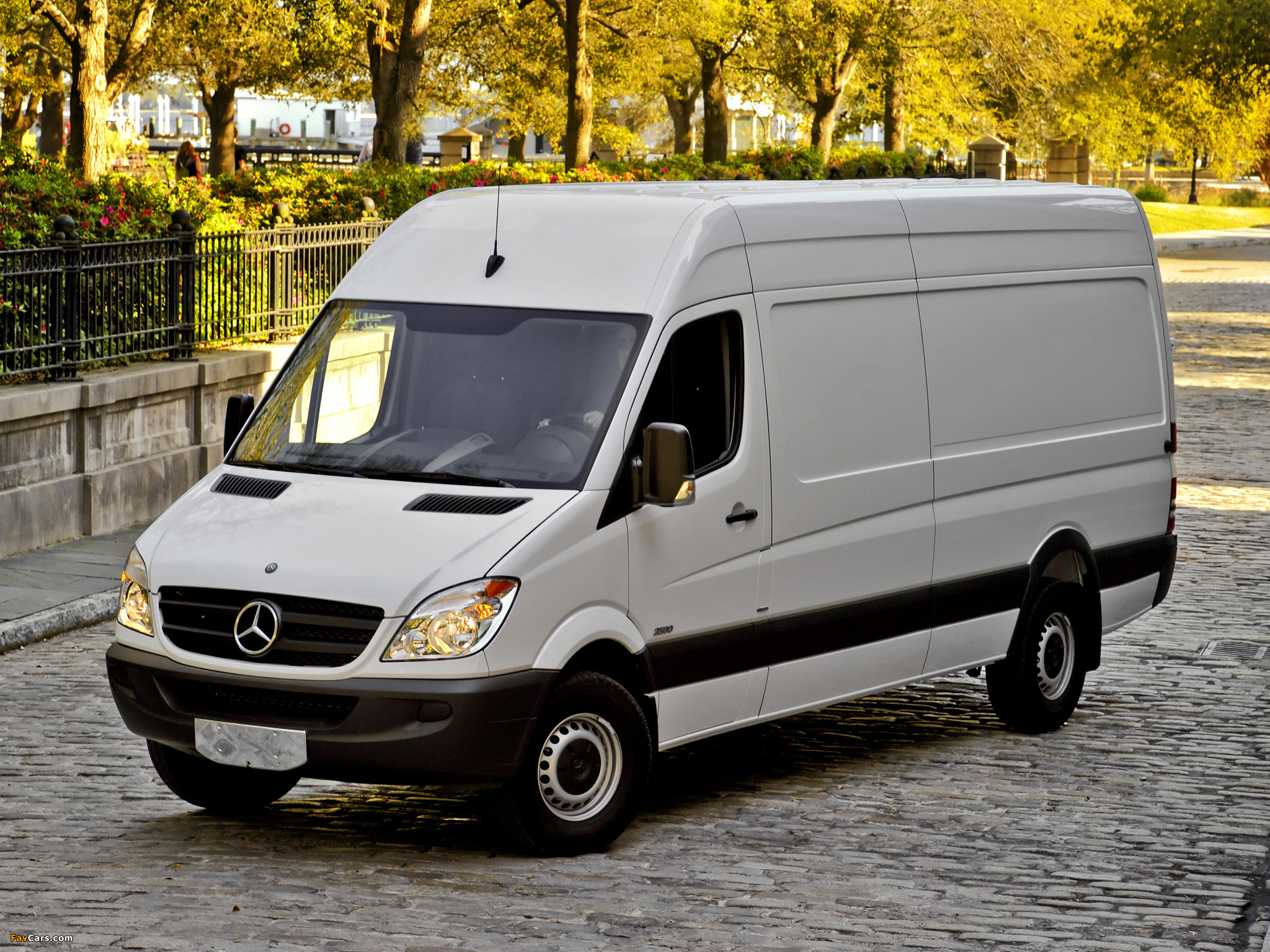 Images of Mercedes-Benz Sprinter 2500 Cargo High Roof (W906) 2006–13 (2048 x 1536)