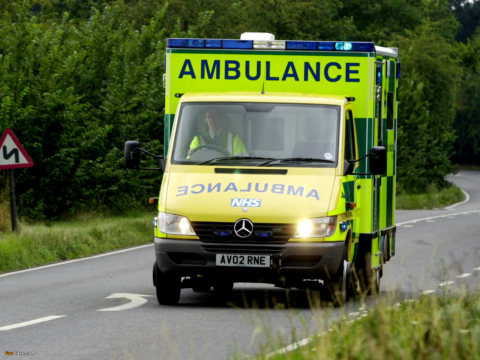 Mercedes-Benz Sprinter Ambulance UK-spec 2000–02 images (1600 x 1200)
