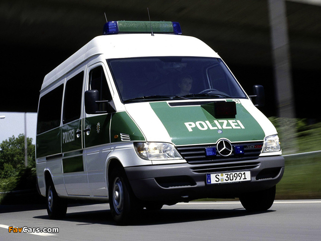 Mercedes-Benz Sprinter Polizei 2000–06 photos (640 x 480)