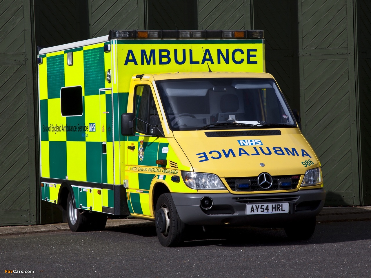 Mercedes-Benz Sprinter Ambulance UK-spec 2002–06 pictures (1280 x 960)