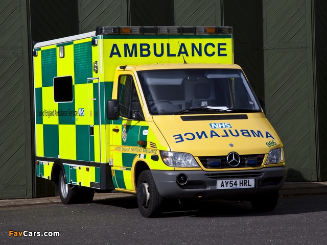 Mercedes-Benz Sprinter Ambulance UK-spec 2002–06 pictures (640 x 480)