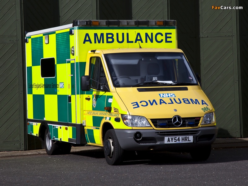 Mercedes-Benz Sprinter Ambulance UK-spec 2002–06 pictures (800 x 600)