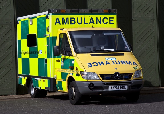 Mercedes-Benz Sprinter Ambulance UK-spec 2002–06 pictures