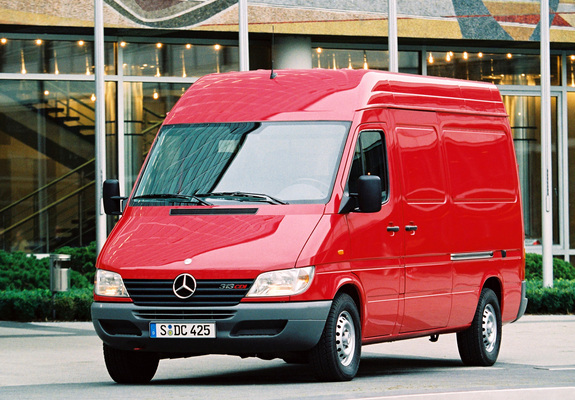 Pictures of Mercedes-Benz Sprinter Van 2000–06