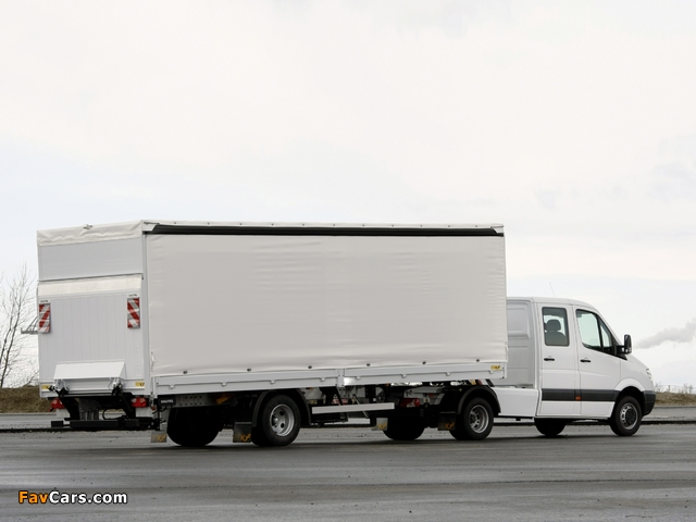 Pictures of Mercedes-Benz Sprinter Double Cab Tractor (W906) 2006–13 (640 x 480)