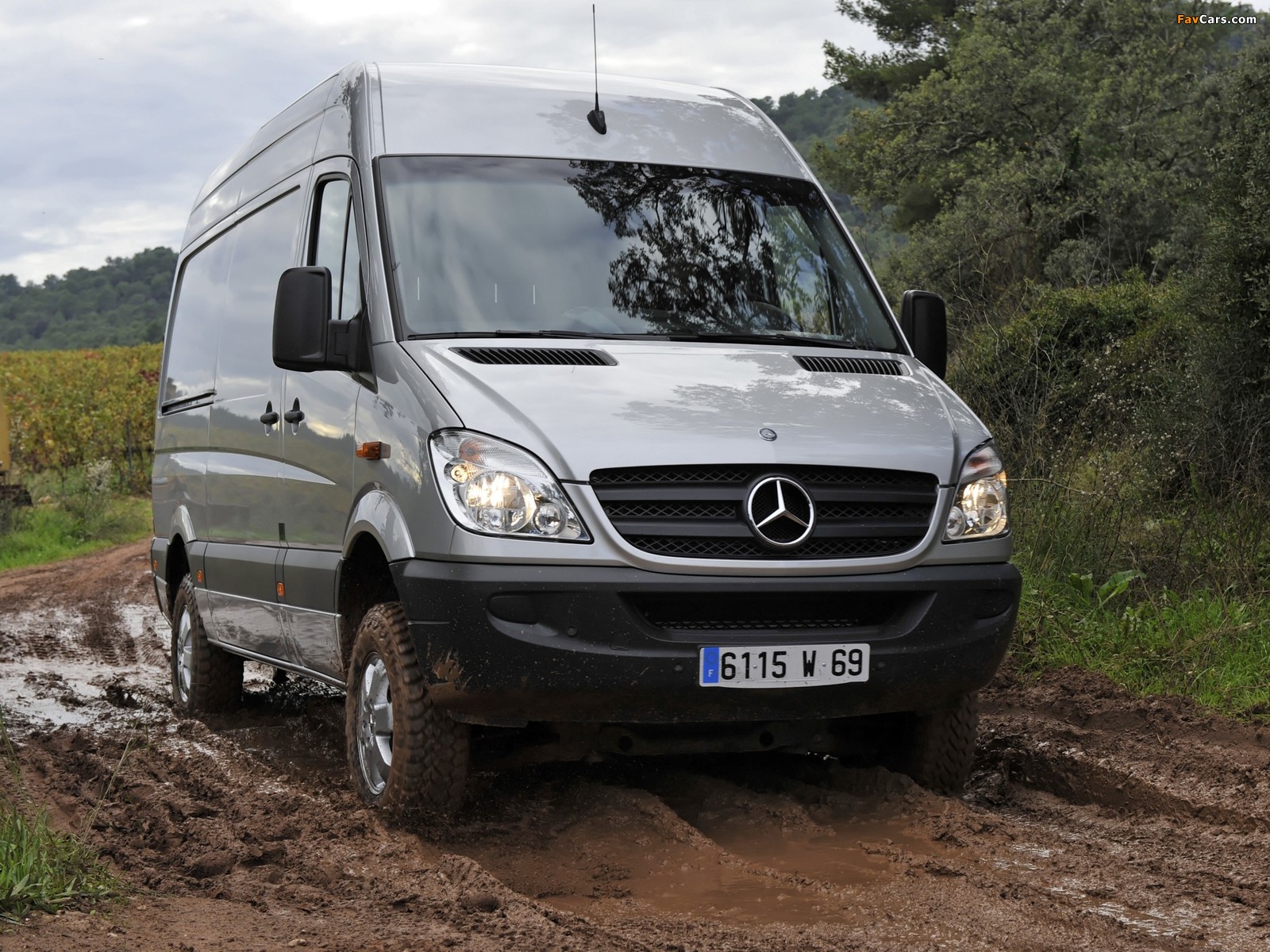 Pictures of Mercedes-Benz Sprinter High Roof Van 4x4 (W906) 2009–13 (1600 x 1200)