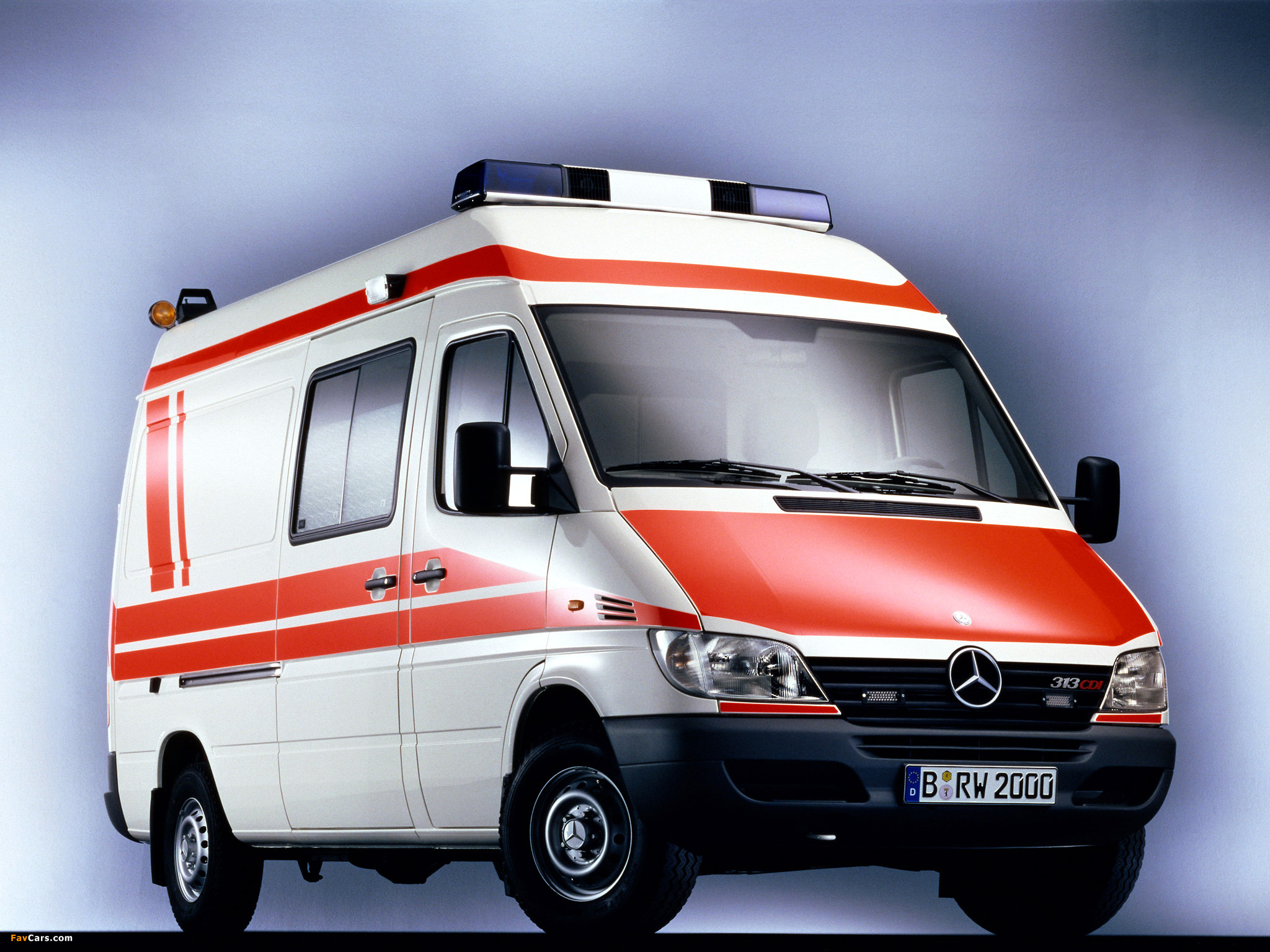 Mercedes-Benz Sprinter Ambulance 2000–06 wallpapers (2048 x 1536)