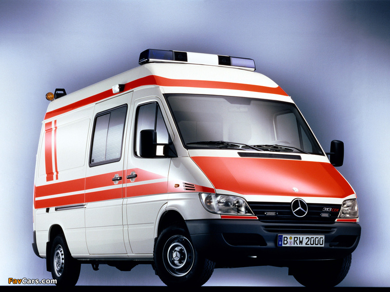 Mercedes-Benz Sprinter Ambulance 2000–06 wallpapers (800 x 600)