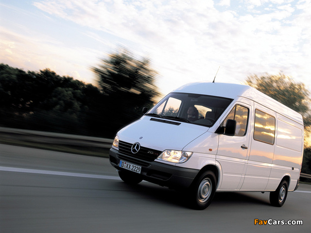 Mercedes-Benz Sprinter Van 2000–06 wallpapers (640 x 480)