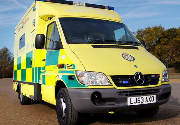 Mercedes-Benz Sprinter Ambulance UK-spec 2002–06 wallpapers