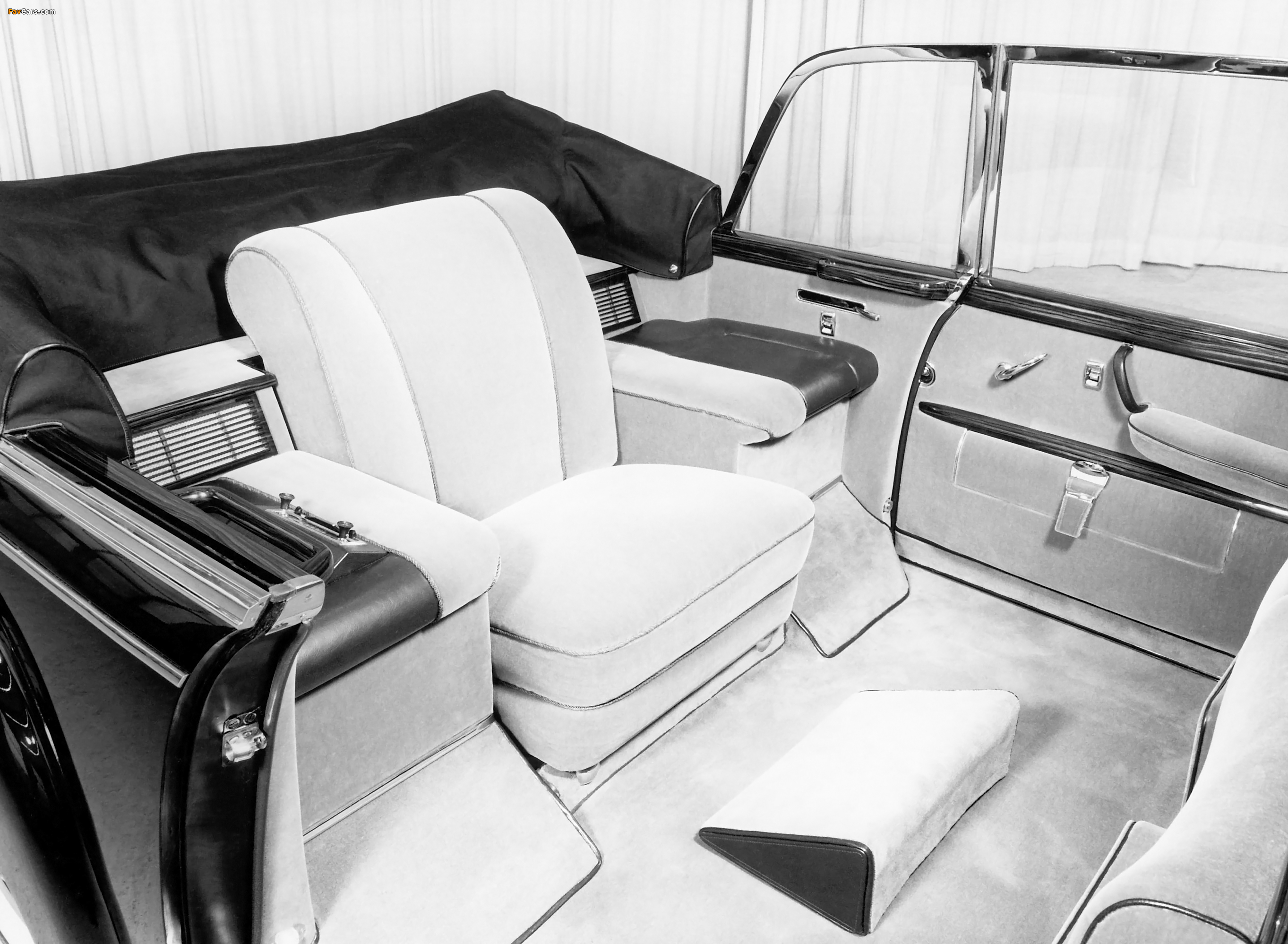 Photos of Mercedes-Benz 300d Pullman Landaulet Popemobile (W189) 1960 (2726 x 1998)
