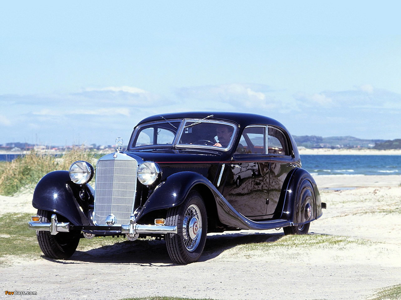 Photos of Mercedes-Benz 320 Stromlinien-Limousine Autobahnkurier (W142) 1938–39 (1280 x 960)