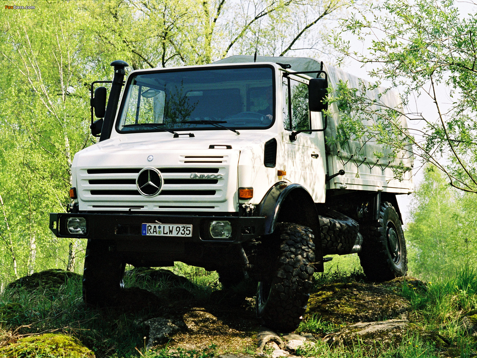 Mercedes-Benz Unimog U5000 2000–13 wallpapers (1600 x 1200)