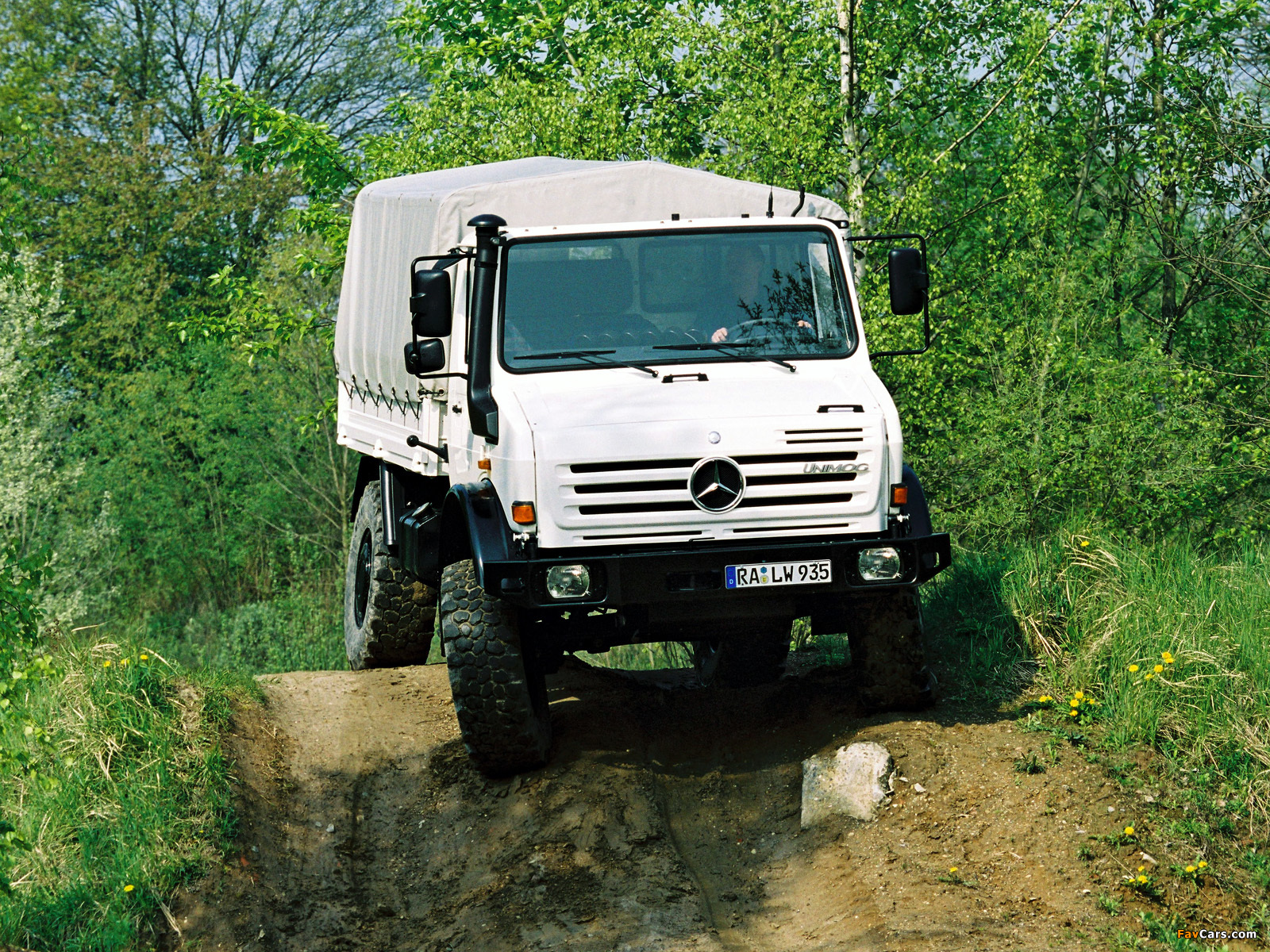 Pictures of Mercedes-Benz Unimog U5000 2000–13 (1600 x 1200)