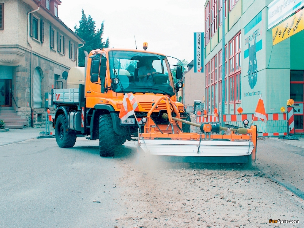 Pictures of Mercedes-Benz Unimog U300 Road Service 2000–13 (1024 x 768)