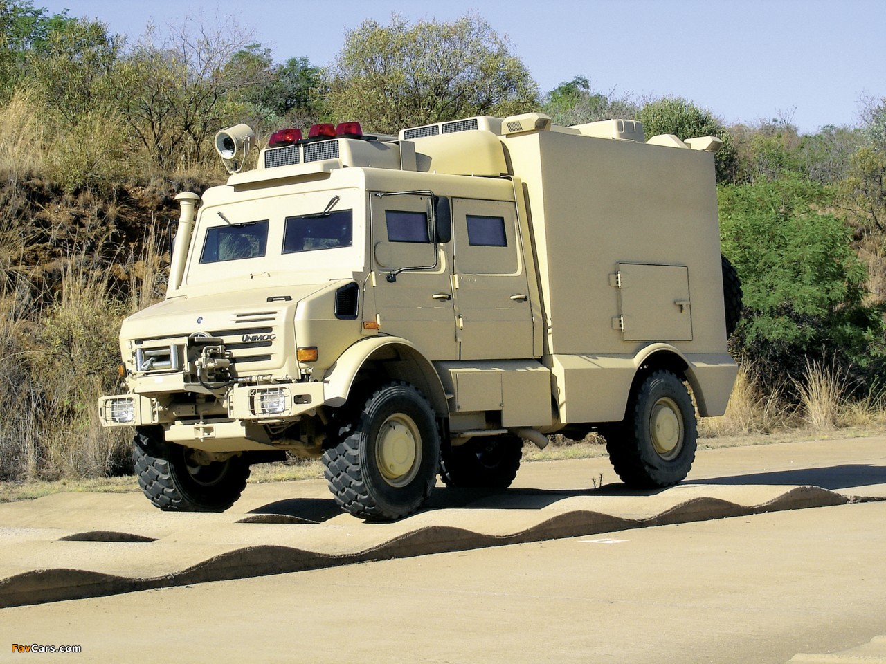 Pictures of Mercedes-Benz Armored Unimog U5000 Double Cab 2000–13 (1280 x 960)