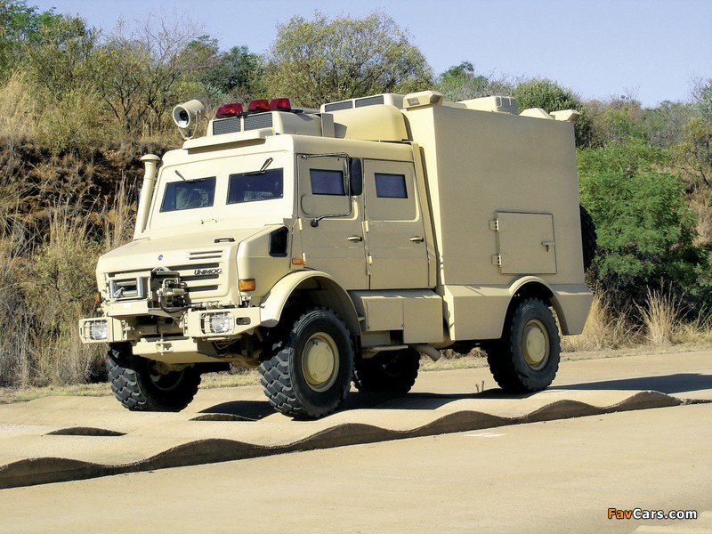 Pictures of Mercedes-Benz Armored Unimog U5000 Double Cab 2000–13 (800 x 600)