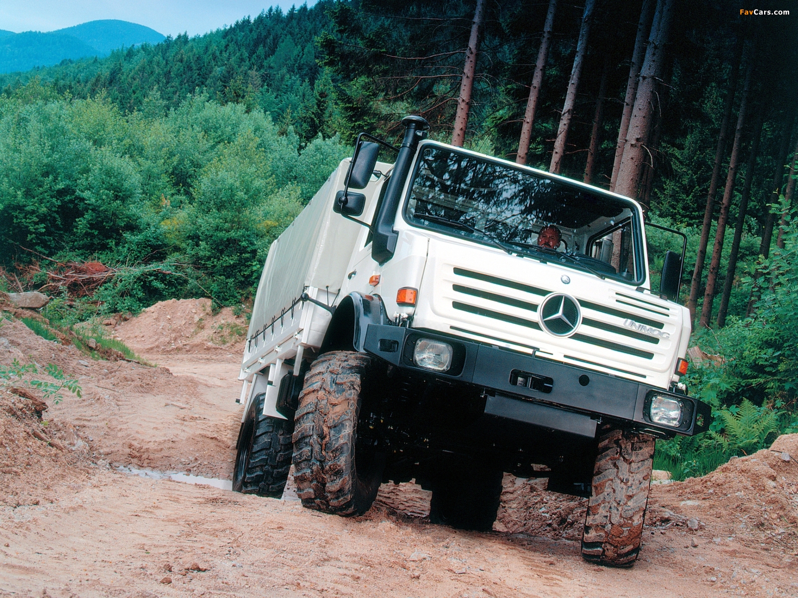 Mercedes-Benz Unimog U5000 2000–13 wallpapers (1600 x 1200)