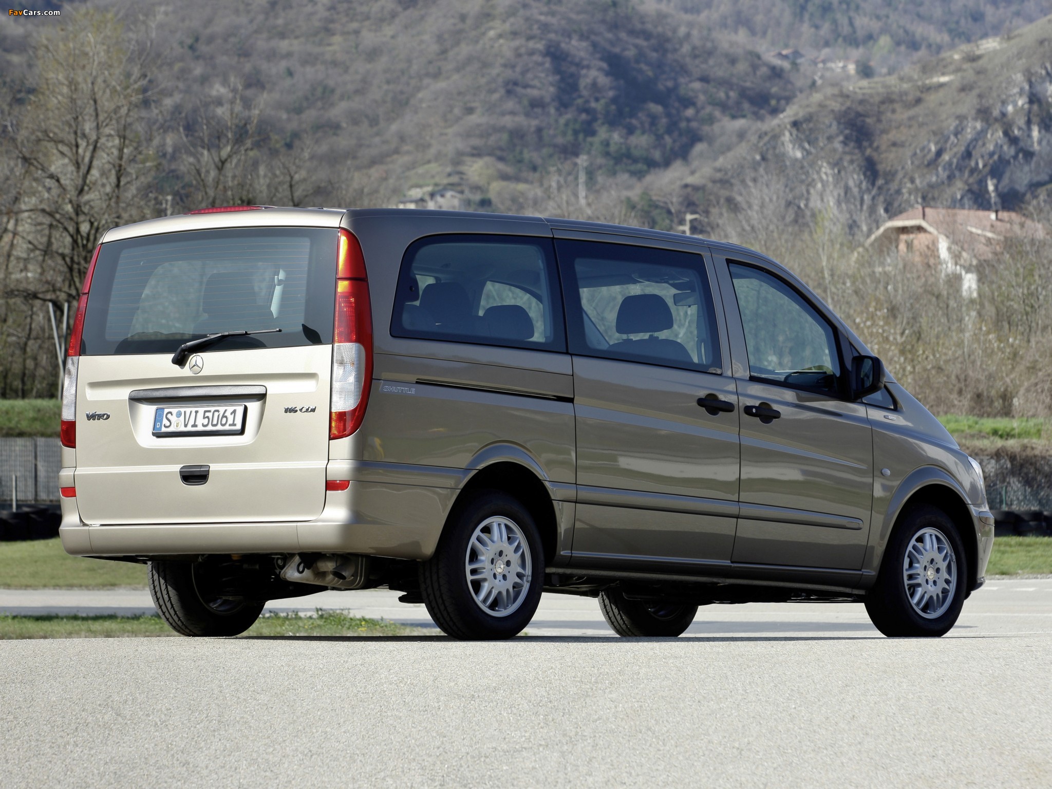 Images of Mercedes-Benz Vito Shuttle (W639) 2011 (2048 x 1536)