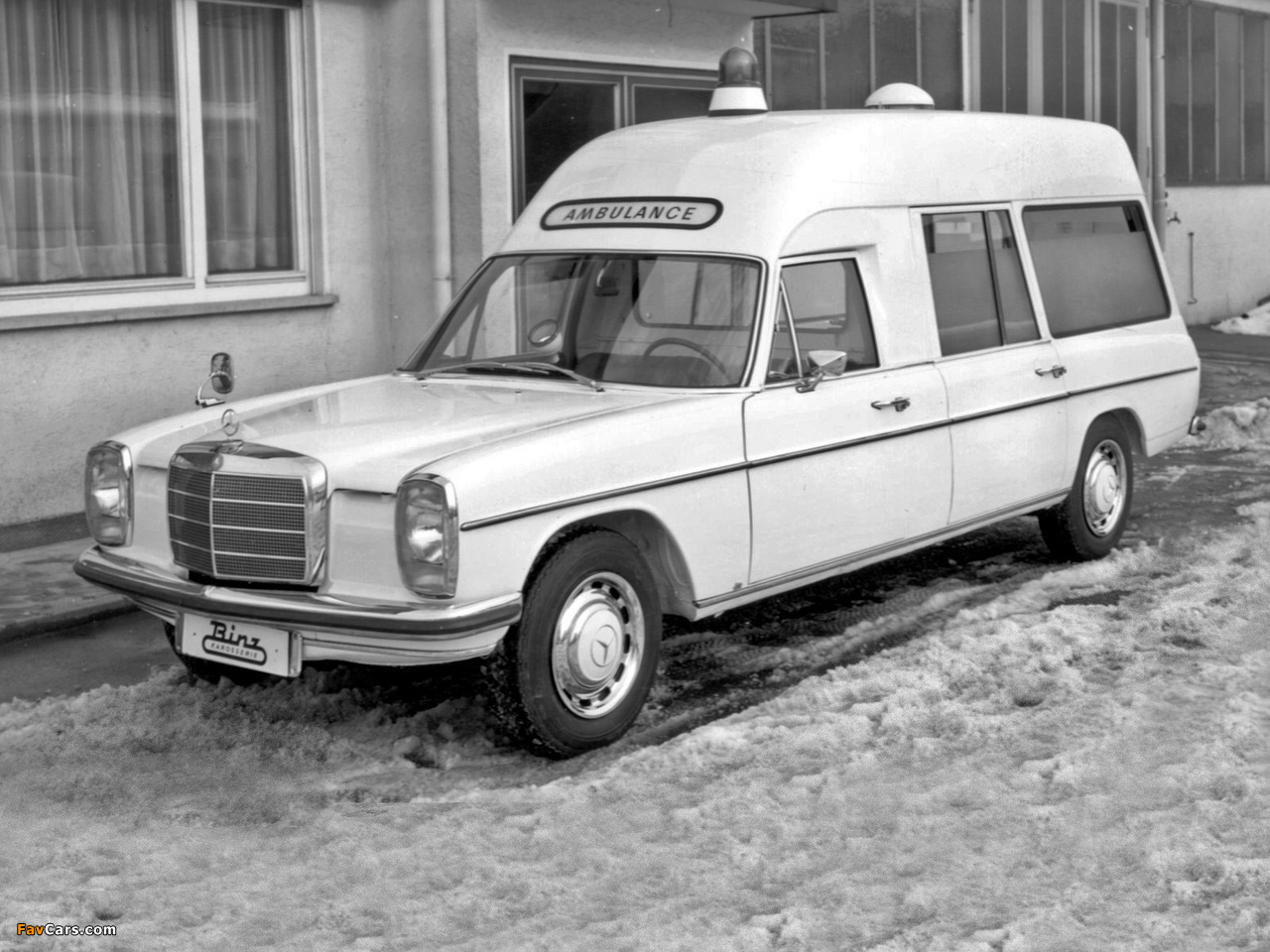 Binz Mercedes-Benz 230 Ambulance (W114) pictures (1280 x 960)