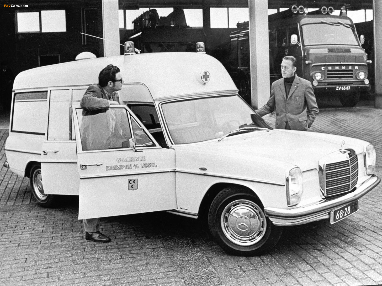 Mercedes-Benz 220 D/8 Ambulance by Visser (VF115) 1968–73 wallpapers (1600 x 1200)