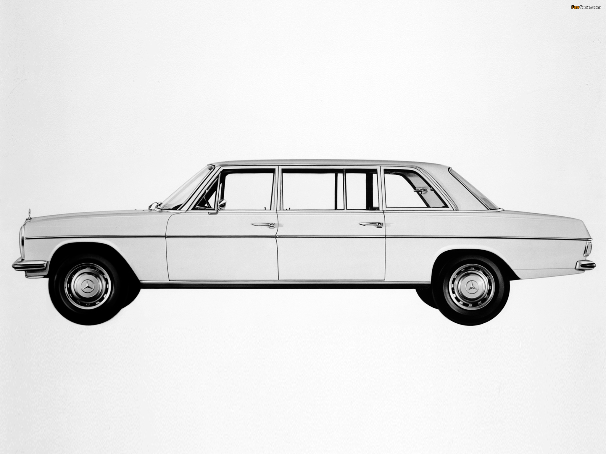 Pictures of Mercedes-Benz 230/8 Limousine (V114) 1968–73 (2048 x 1536)
