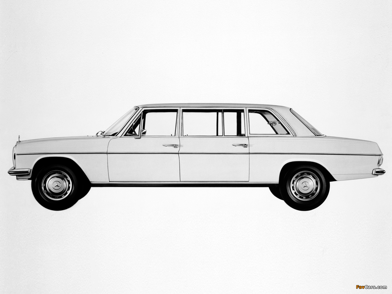 Pictures of Mercedes-Benz 230/8 Limousine (V114) 1968–73 (1280 x 960)