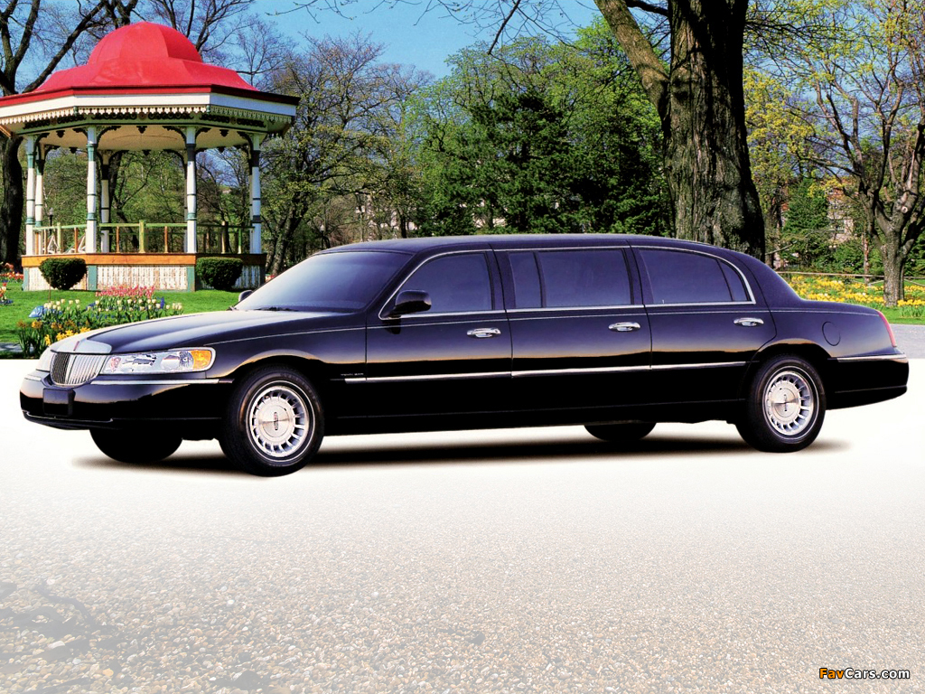 Pictures of Lincoln Town Car Premier Limousine by Miller-Meteor 2000–03 (1024 x 768)