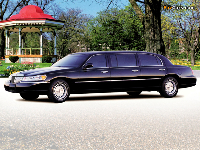 Pictures of Lincoln Town Car Premier Limousine by Miller-Meteor 2000–03 (640 x 480)