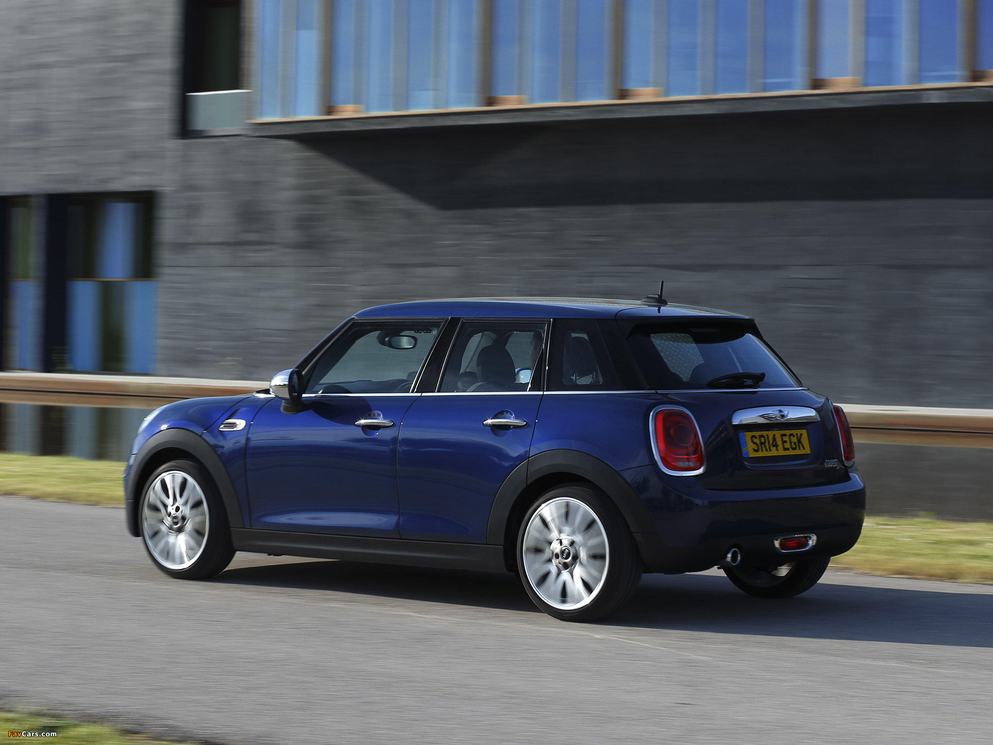 Pictures of Mini Cooper D 5-door UK-spec 2014 (2048 x 1536)