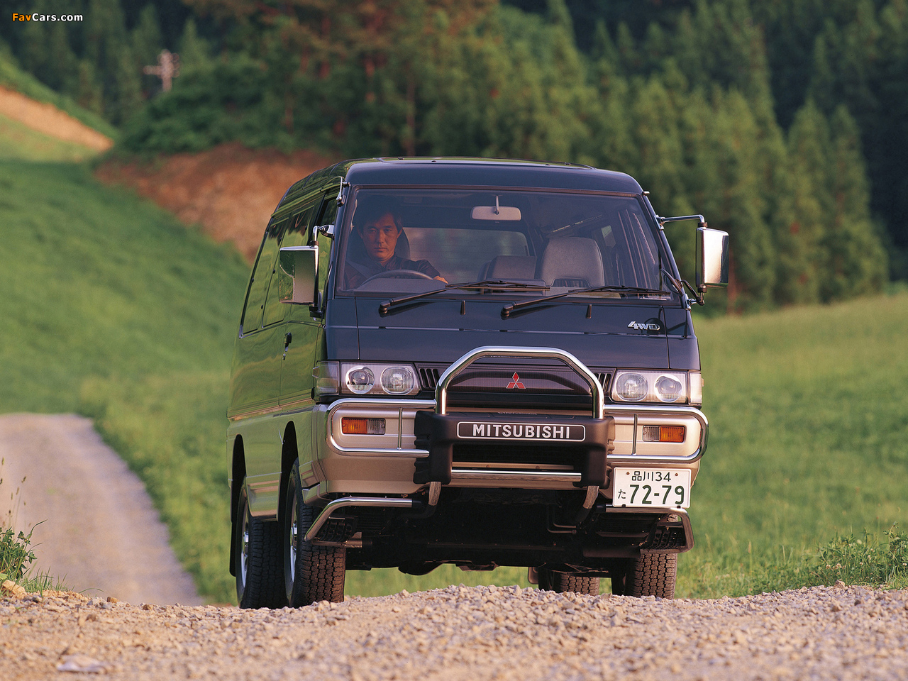 Images of Mitsubishi Delica Star Wagon 4WD 1990–99 (1280 x 960)