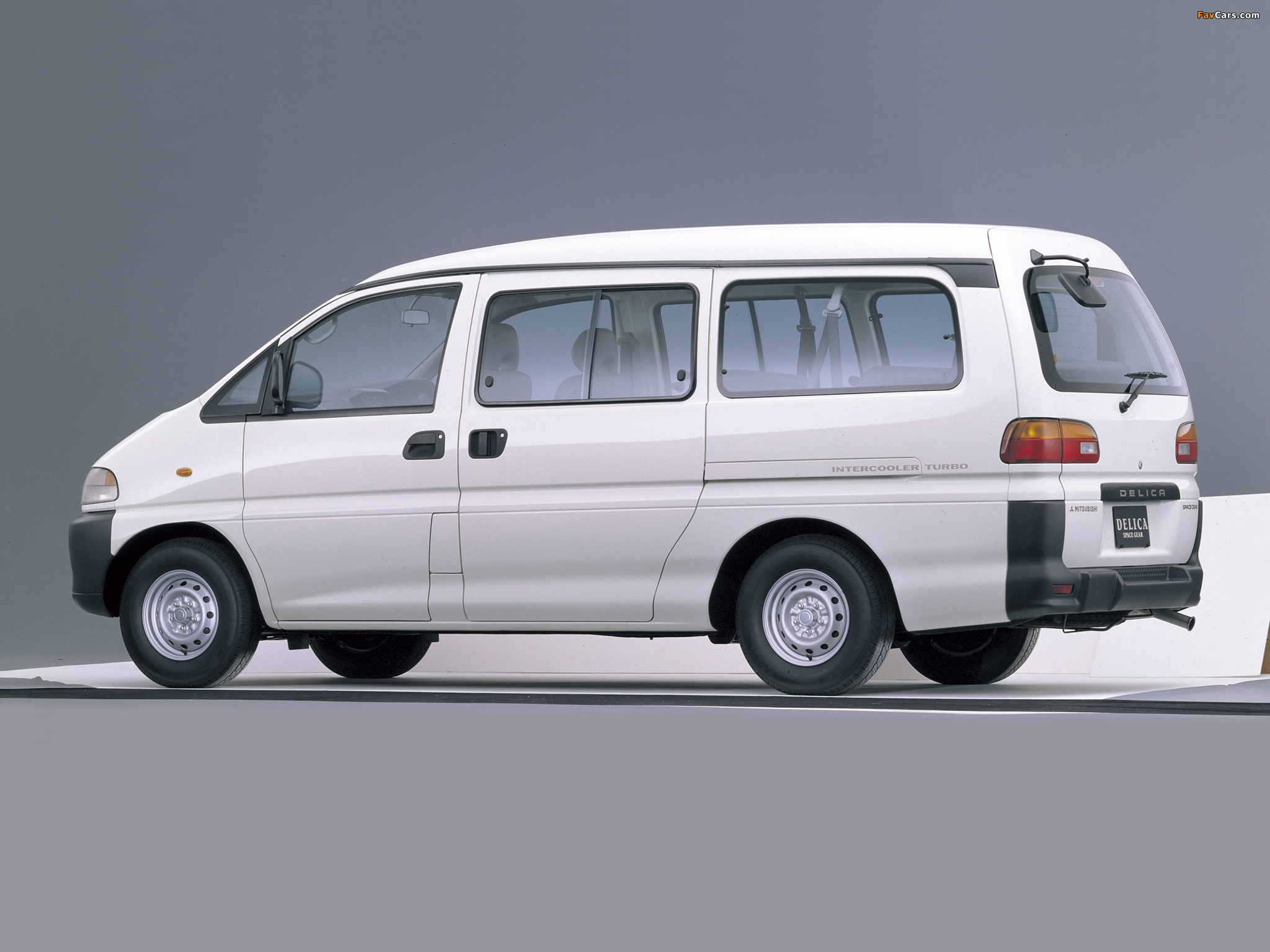 Mitsubishi Delica Space Gear LWB 1994–97 wallpapers (2048 x 1536)