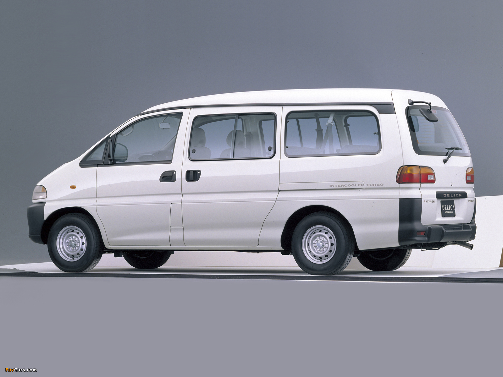 Mitsubishi Delica Space Gear LWB 1994–97 wallpapers (1600 x 1200)