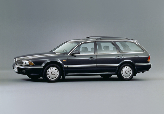Pictures of Mitsubishi Diamante Wagon 1993–97