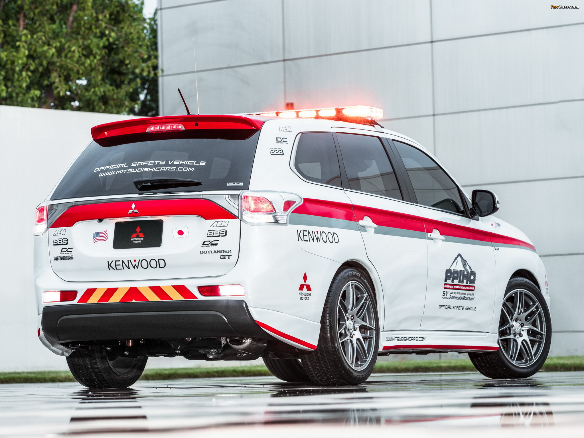 Images of Mitsubishi Outlander GT Pikes Peak Safety Car 2013 (2048 x 1536)