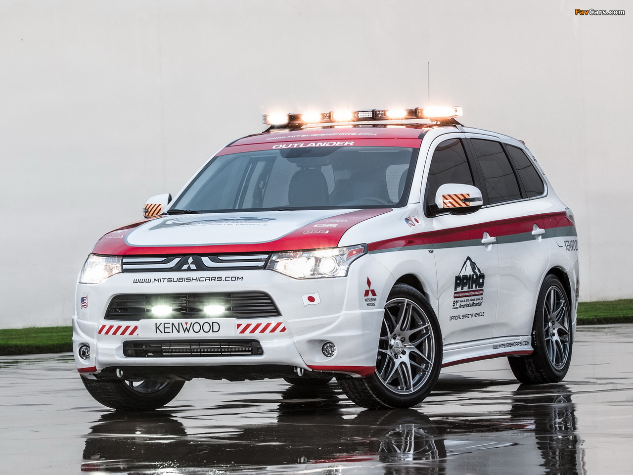 Images of Mitsubishi Outlander GT Pikes Peak Safety Car 2013 (1280 x 960)