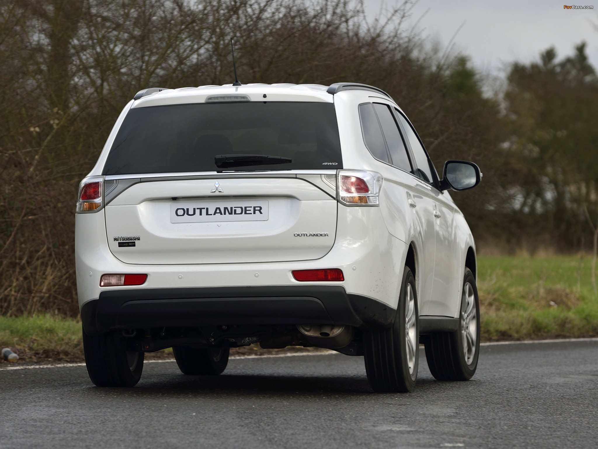 Mitsubishi Outlander UK-spec 2013 images (2048 x 1536)