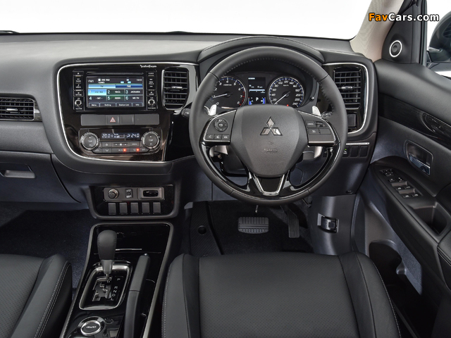 Mitsubishi Outlander ZA-spec 2017 pictures (640 x 480)