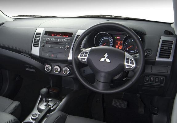 Photos of Mitsubishi Outlander ZA-spec 2010–12