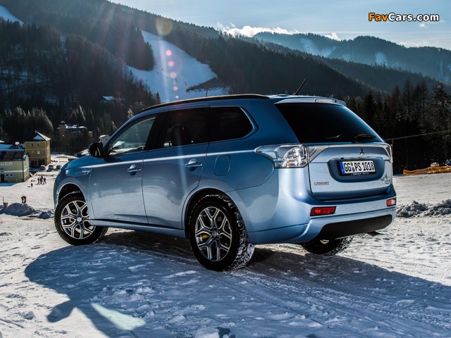 Photos of Mitsubishi Outlander PHEV 2012 (640 x 480)