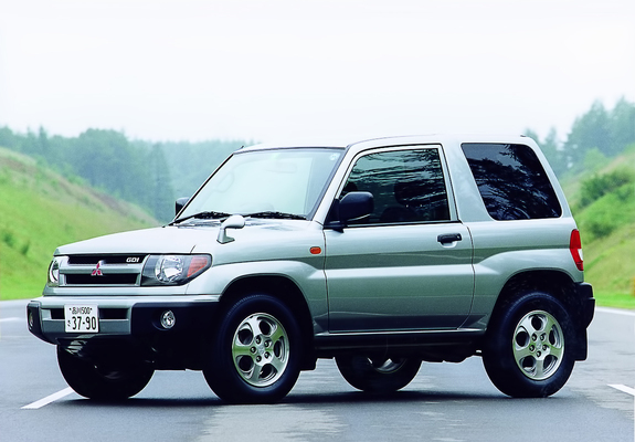 Photos of Mitsubishi Pajero iO 3-door 1998–2000