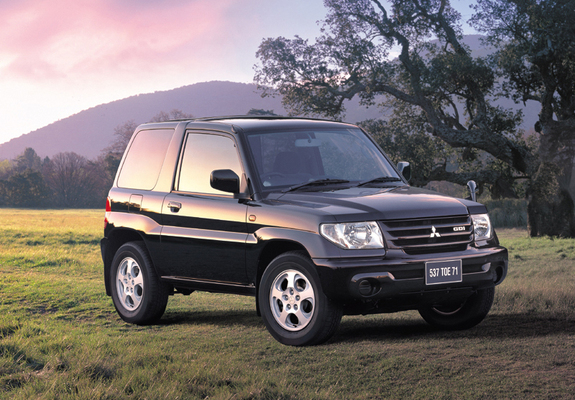 Photos of Mitsubishi Pajero iO 3-door 2000–07